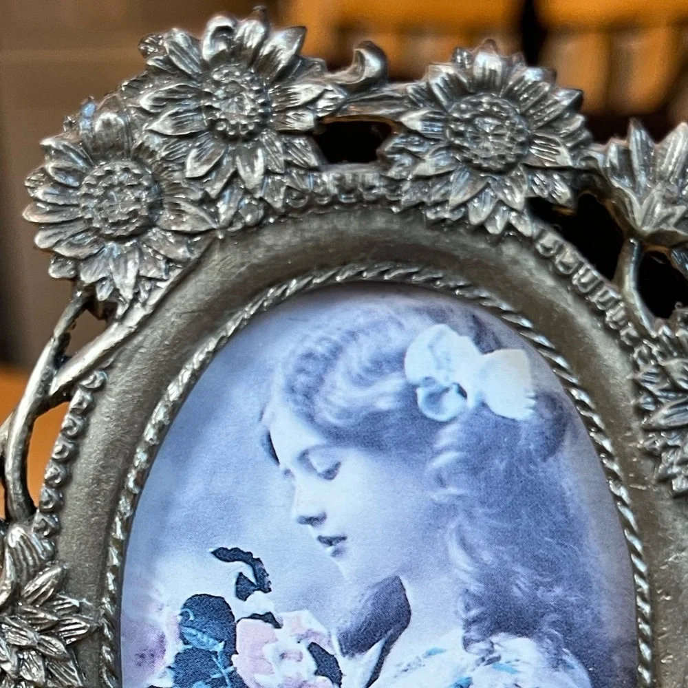 Vintage Silver Metal Floral Oval Photo Frame 2x3 Made in Taiwan